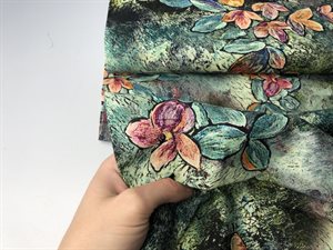 Hør / viscose - med de fineste blomster på grøn bund